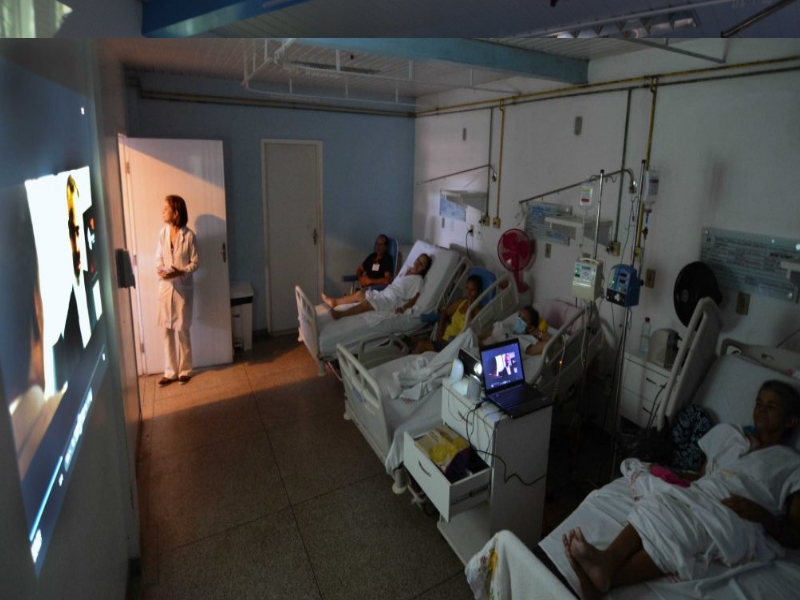Projeto Cinema nas enfermarias têm animado rotina de pacientes. Foto: Francisco Campos