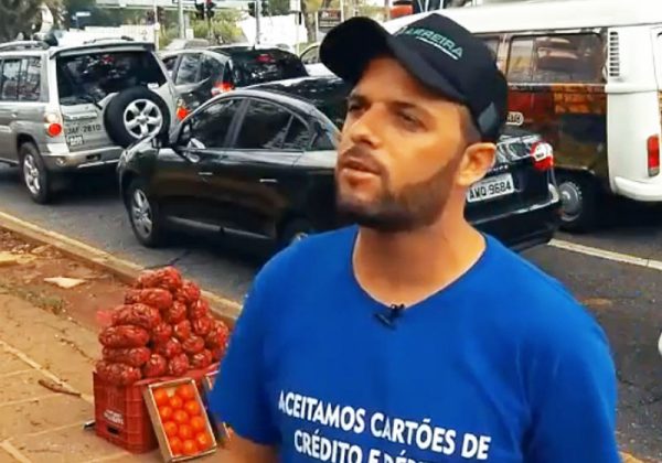 Diego vende frutas na rua - Foto: reprodução / TVE