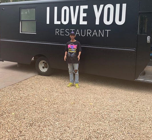 Jaden Smith e o food truck - Foto: reprodução / Instagram
