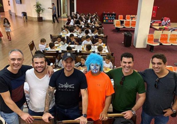 As crianças com Rinaldo, Renato, Thiago, Psiu, Jacob e Daniel - Foto: Juliamara Maciel