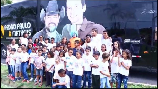 Crianças no ônibus da dupla Pedro Paulo & Matheus - Foto: Juliamara Maciel