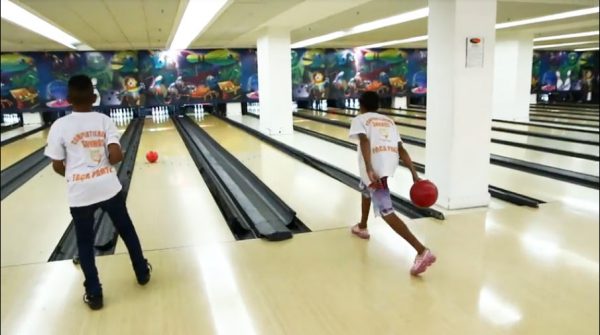 Eles na pista de boliche - Foto: Juliamara Maciel