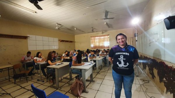 Professora na sala - Foto: Lorena Segala/TVCA