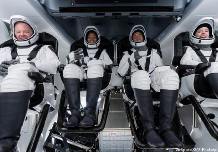 Na SpaceX: Chris Sembroski, Sian Proctor, Jared Isaacman e Hayley Arceneaux - Foto: SpaceX / AP Photo / Picture Alliance