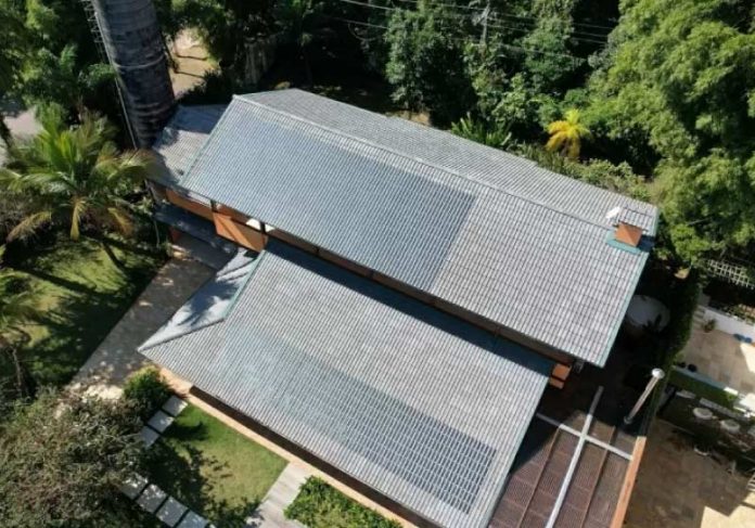 Fábrica lança a primeira telha de concreto brasileira que gera energia solar - Foto: divulgação