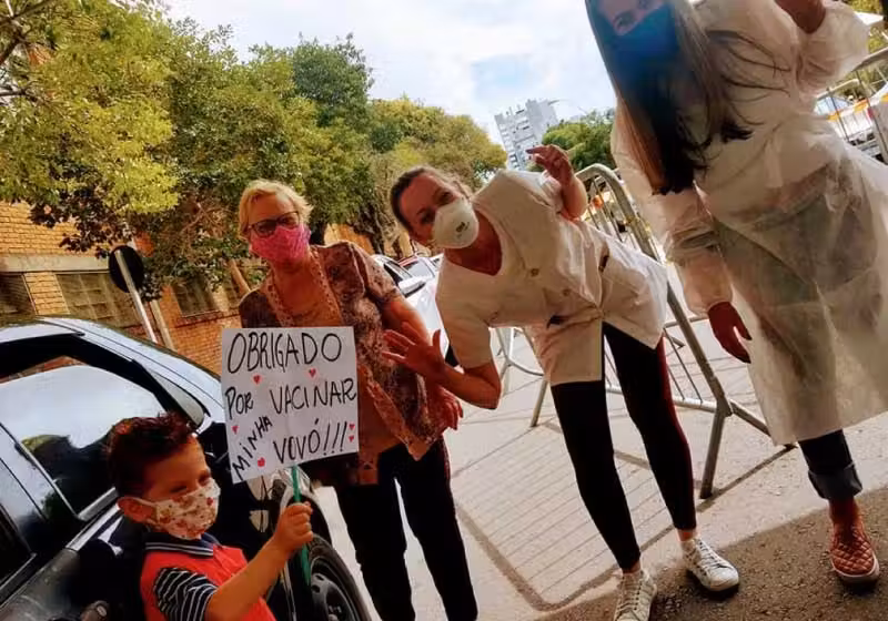 Davi levou uma placa agradecendo a vacinação da avó, que é o grande amor da vida dele! — Foto: Rubia Rossi/Arquivo Pessoal