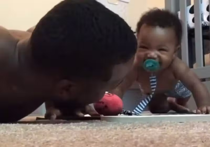 Bebê repete movimentos de flexões do pai e viraliza - Foto: reprodução Instagram @thebandman16