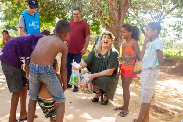 Carmela e as crianças se divertem na entrega de alimentos - Foto: divulgação
