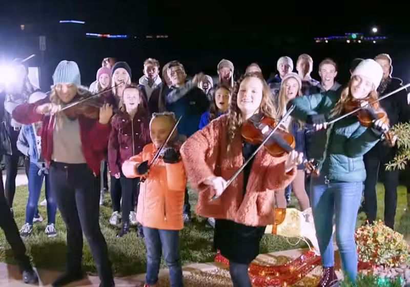 O coral de jovens cantou “The first Noel” e o flash mob emocionou - Foto: reprodução / Youtube
