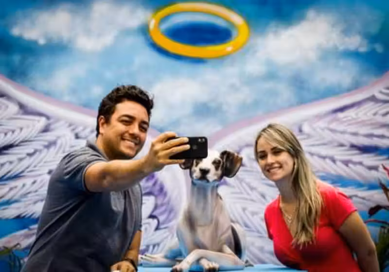 Visitantes fazem selfie com a estátua de Manchinha, em Osasco SP Foto: reprodução