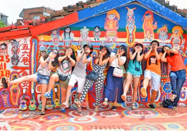 Turistas tiram fotos na vila que virou referência internacional Fotos: Divulgação