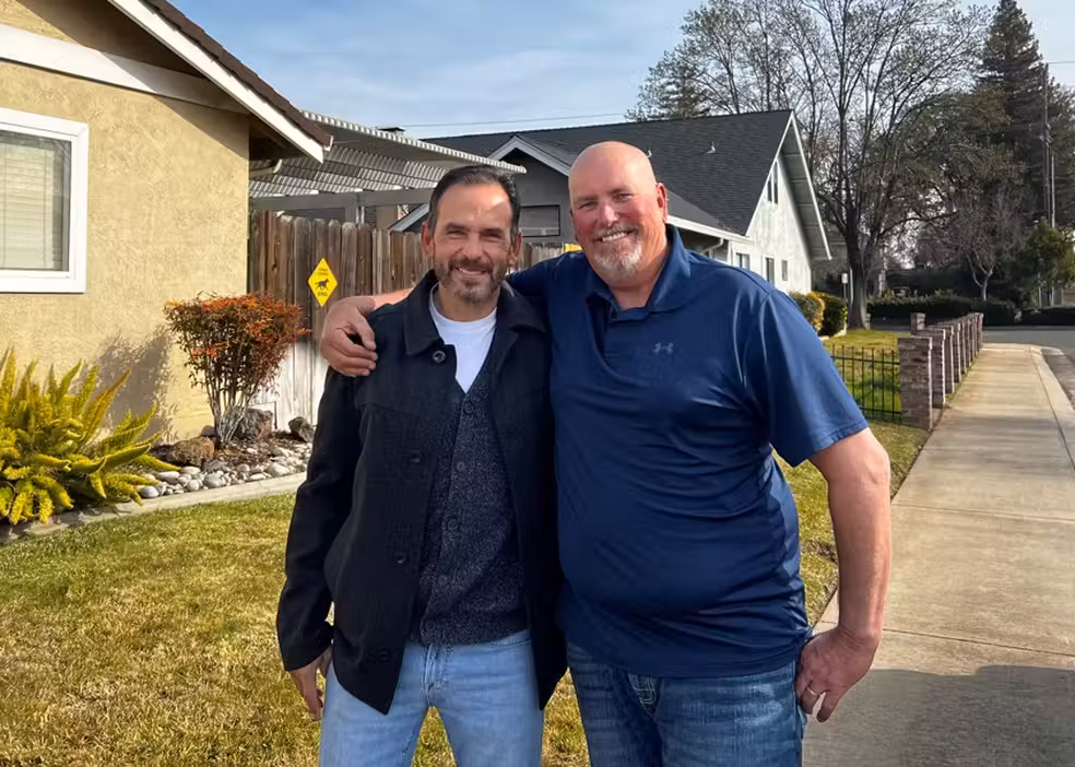 Randy Waites (à dir) com Edward Waites, este mês na casa de Randy em Lodi, Califórnia - Foto: Araceli Waites