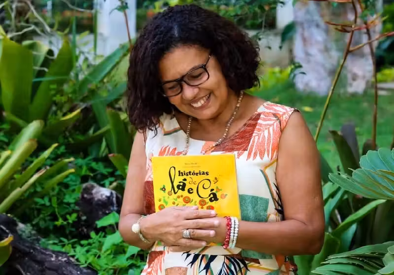 A professora Márcia Mendes realiza seu sonho: para cada livro comprado outro será doado para uma criança sem acesso à leitura - Foto: Domi Meirelles