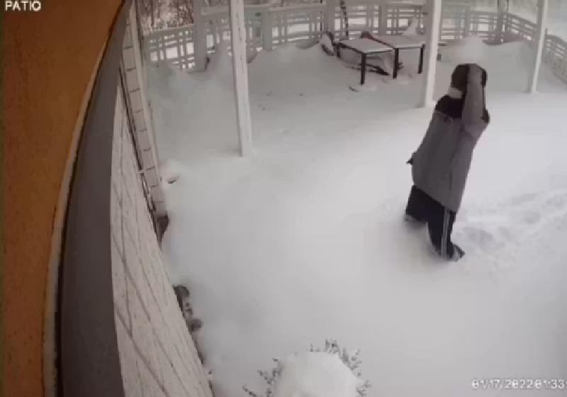 O cliente enfrentou neve para comer e se ajoelhou de decepção ao ver o restaurante fechado - Foto: reprodução / Instagram