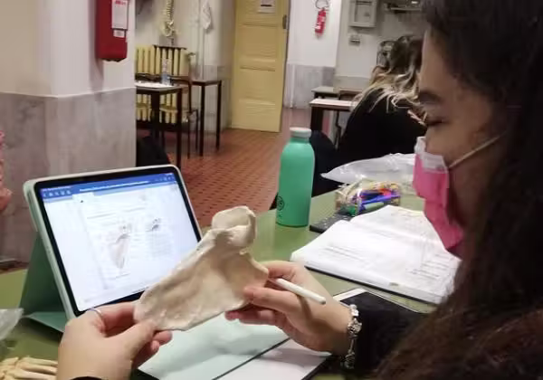 Isadora durante a aula na Unvierdade em Roma Foto: Arquivo Pessoal