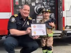 Ele foi classificado para a turma de recrutas de 2034, como membro júnior dos bombeiros - Foto - Divulgação / Corpo de Bombeiros de Parksville