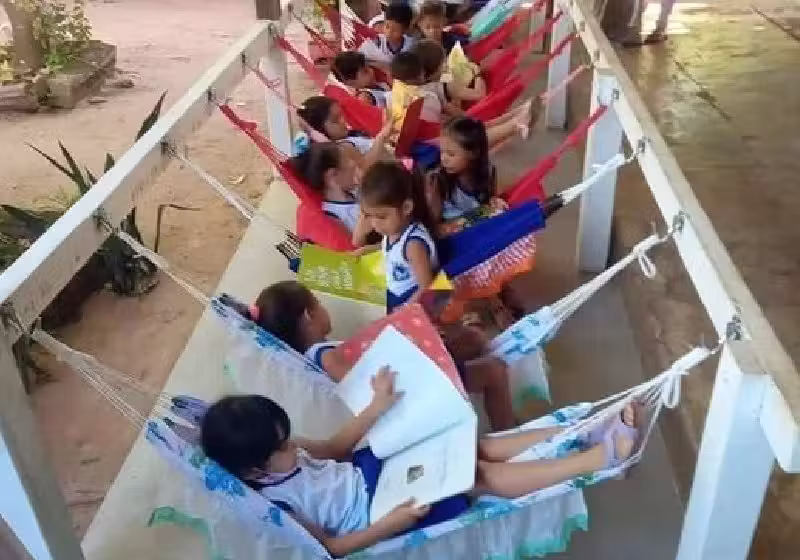 A escola do Pará criou um ambiente com 12 redes para as crianças lerem tranquilas durante as aulas. - Foto: reprodução / Facebook