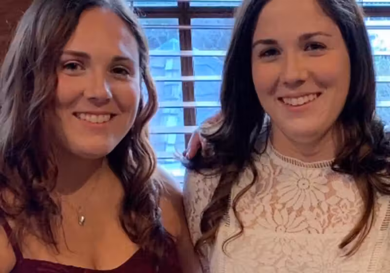 As irmãs gêmeas Nicole e Lindsay estavam no voo quando a comissária pediu ajuda para salvar mulher desmaiada no banheiro - Foto: arquivo pessoal