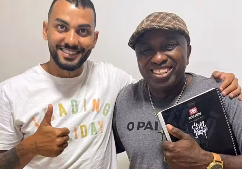 O atacante Caio Cézar, descobriu por mensagem de áudio que o massagista do clube, Rincon, não sabia ler e escrever e decidiu ensiná-lo - Foto: arquivo pessoal