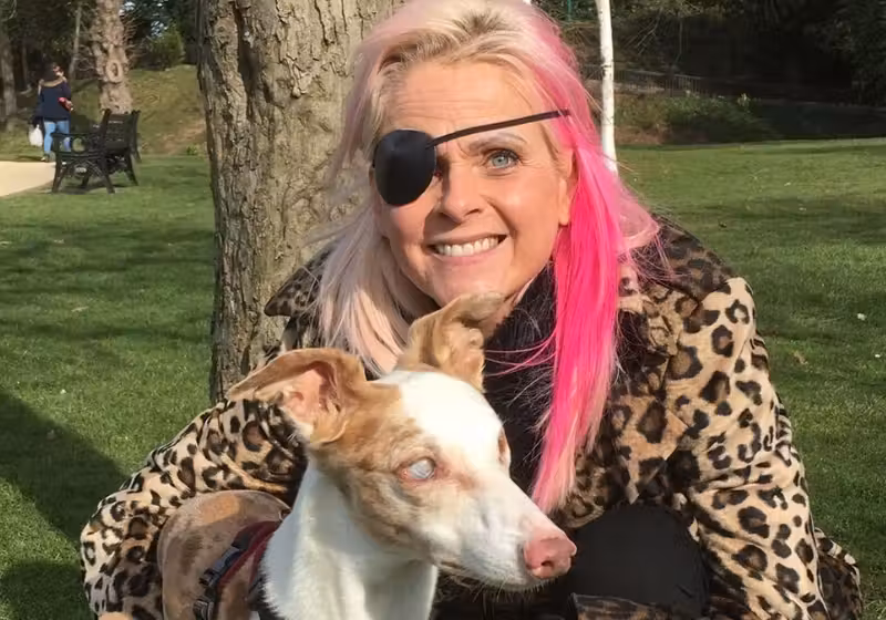 O cão cego foi adotado por uma mulher com um olho, em depressão, e a história deles agora inspira pessoas do mundo inteiro - Foto: arquivo pessoal