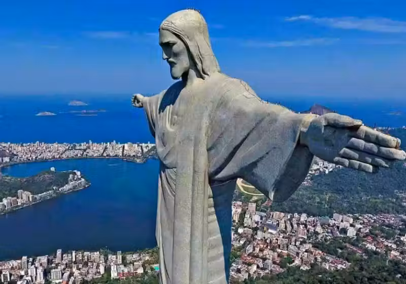 Com 38 metros de altura e 28 de largura - o que equivale a um edifício de 13 andares - a obra expressa o sentimento e a bênção do povo brasileiro, se adequando perfeitamente à paisagem. Foto: Divulgação