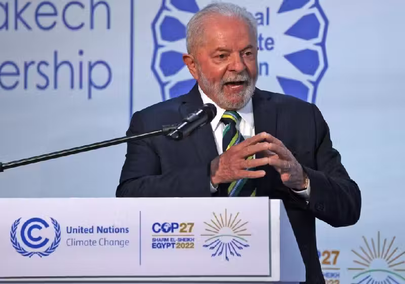 O presidente eleito do Brasil, Lula, disse na Cop 27, no Egito, que quer zerar o desmatamento nos biomas brasileiros até 2030 - Foto: Ahmad Gharabli / AFP