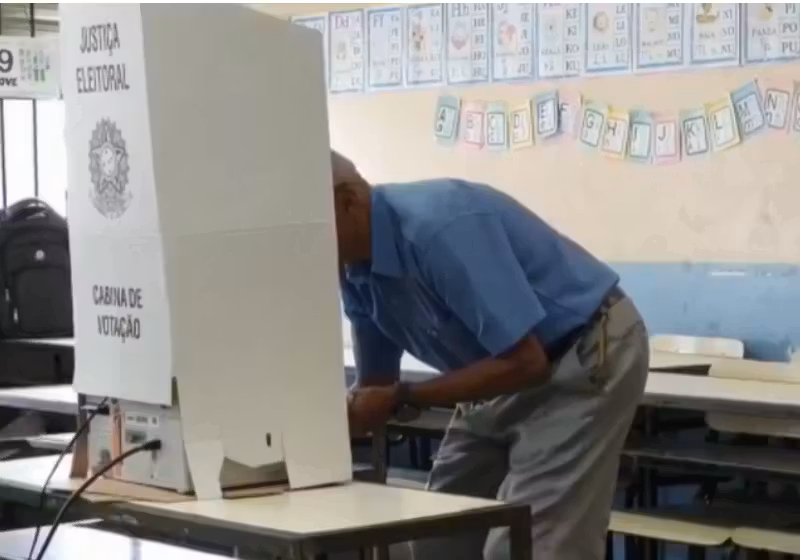 Eleitores alfabetizados após os 50 anos se sentem mais seguros em votar pela 1ª vez sabendo ler e escrever - Foto: reprodução