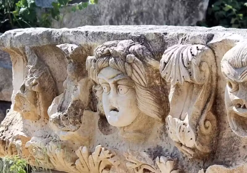 O monumento retangular, com 65 centímetros de comprimento, apresenta Tritão, o Deus do Mar da mitologia grega. Foto: Inrap