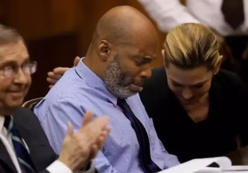 Após 28 anos preso, homem é libertado e considerado inocente.