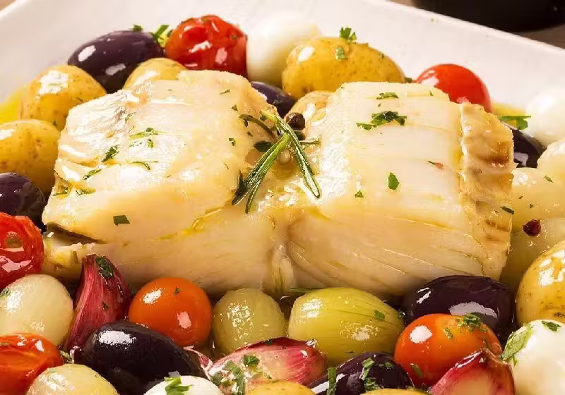 Como o preço está nas alturas, o jeito é substituir o bacalhau! Separamos dicas de outros peixes nessa Semana Santa - Foto: Paulo Vilela / Shutterstock.com
