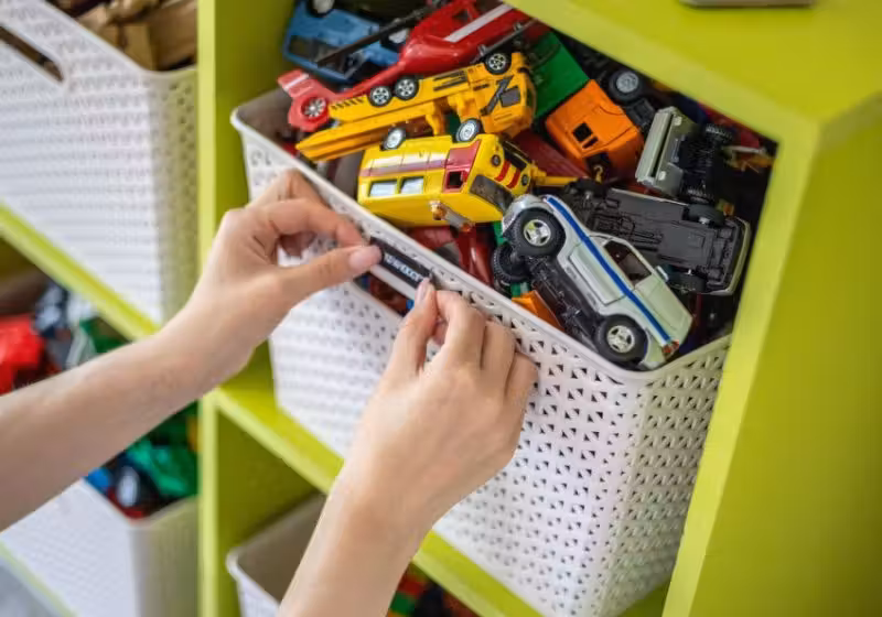 Para a especialista, manter o diálogo com os filhos é muito importante para ensiná-los a desapegar da grande quantidades de brinquedos. Foto: Reprodução/Meulugar.quintoandar.