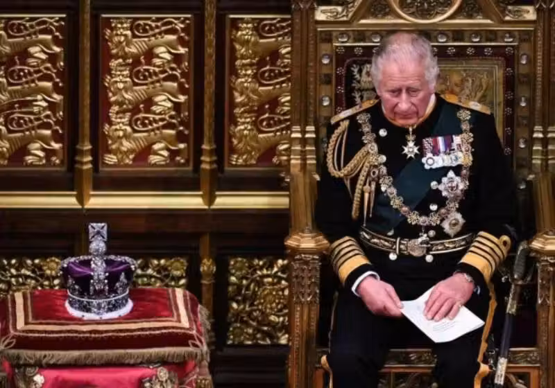 Rei Charles será a principal atração de uma cerimônia cheia de pompa e tradição da família britânica. - Foto: AFP