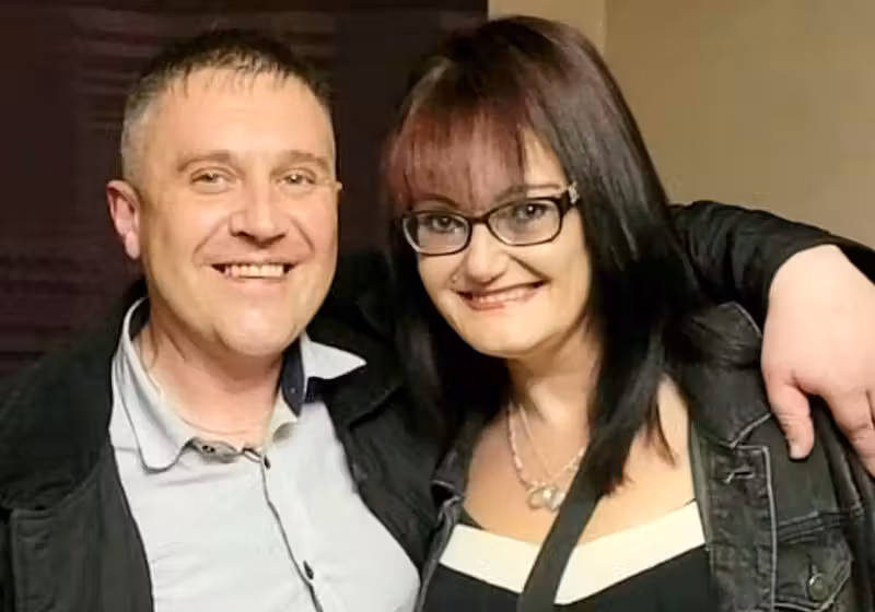 Chris e Michelle se apaixonaram através do app 'Nextdoor' depois de morarem no mesmo bairro e serem vizinhos por 40 anos, sem nunca terem se conhecido. - Foto: SWNS