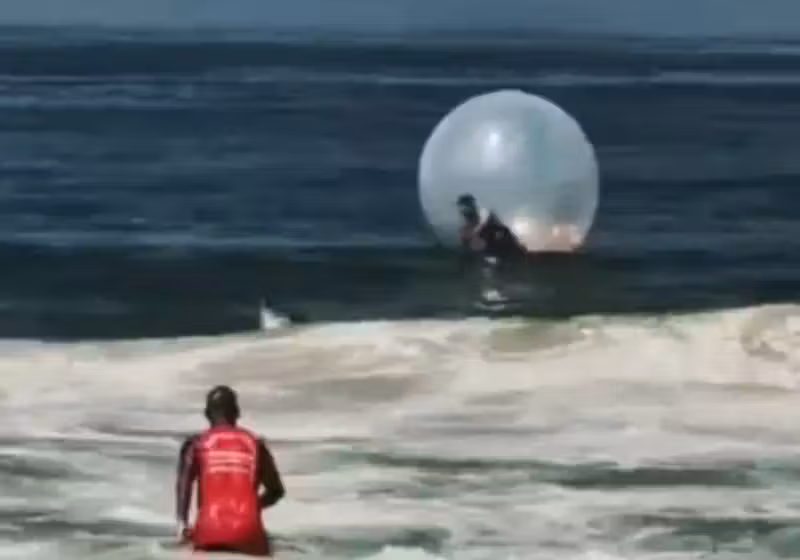 O operador da bolha inflável em Copacabana não sabia nadar muito bem e acabou perdendo o controle do brinquedo. - Foto: Reprodução/Twitter