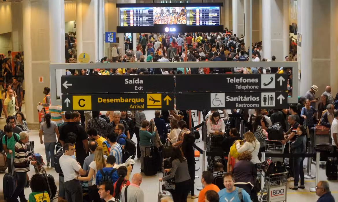 Com a redução do preço dos bilhetes aéreos, aumentou a busca de turistas por viagens. Foto: Reprodução/Tânia Rego (Agência Brasil).