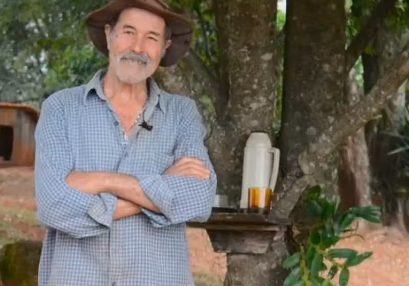 Seu Antônio tem 72 anos, é ex-coletor de resíduos aposentado e serve o café na casa dele para os colegas relaxarem depois do dia duro de trabalho - Foto: reprodução / Prefeitura de Nova Tebas