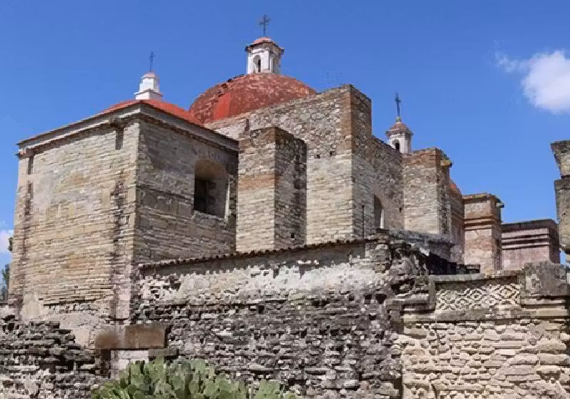 A cidade subterrânea cheia de labirintos foi encontrada sob esta igreja em Mitia, no sul do México - Foto: PROJETO LYOBAA.