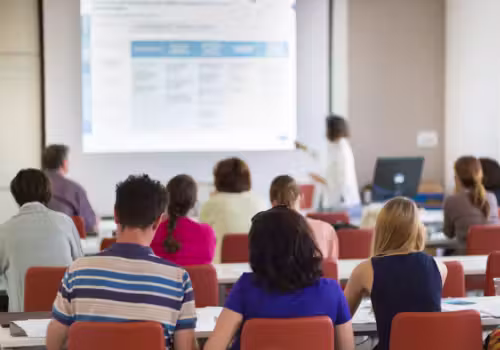 O Fies oferece financiamento para universidades em todo o Brasil . - Foto: Canva