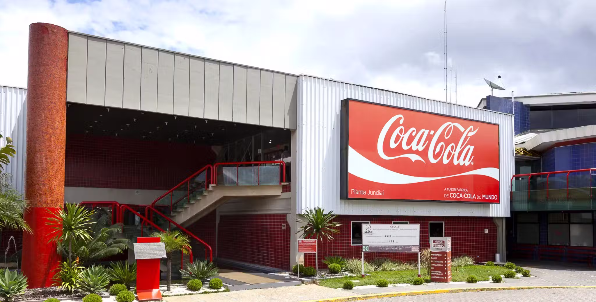 Além de ser uma ótima oportunidade profissional, trabalhar na Coca-Cola Femsa traz uma série de benefícios. Foto: Reprodução/Coca-Cola Femsa.