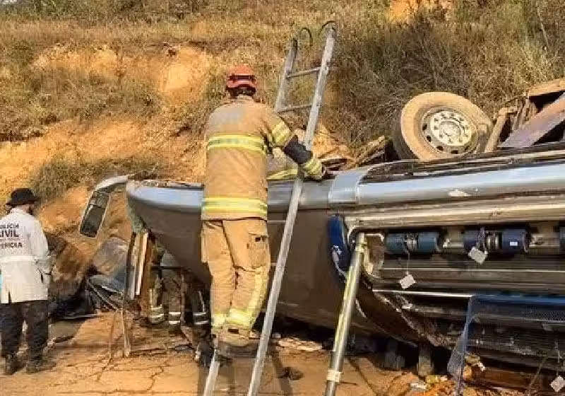 Homens do Corpo de Bombeiros Militar retiraram o sobrevivente do acidente com o ônibus do Corinthians em MG, que levava 43 passageiros quando capotou, matando sete pessoas. - Foto: divulgação / Corpo de Bombeiros
