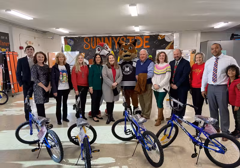 A redação foi sobre gentileza e as 60 bicicletas doadas aos alunos foi uma ótima ideia para ser copiada. - Foto: Reprodução/Olde Fayetteveille Insurance.