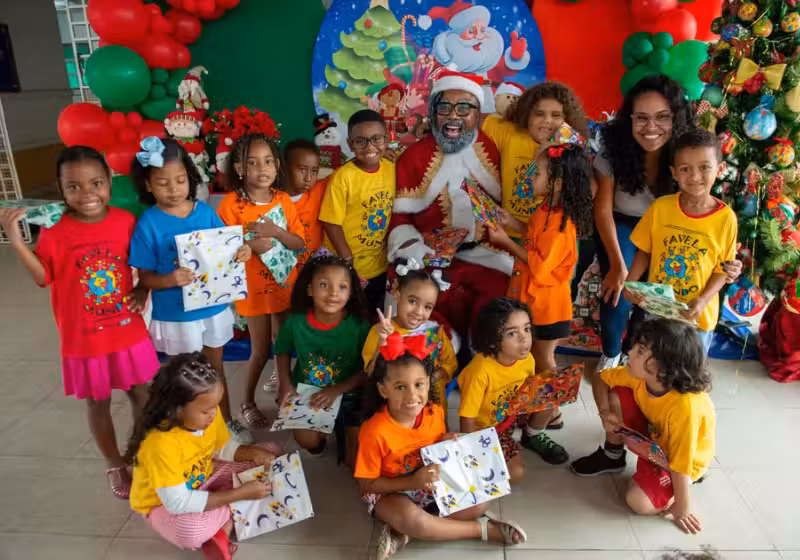 A visita do ator vestido de Papai Noel é uma iniciativa de uma parceria com a ONG Favela Mundo. Foto: Raphael Pizzino.