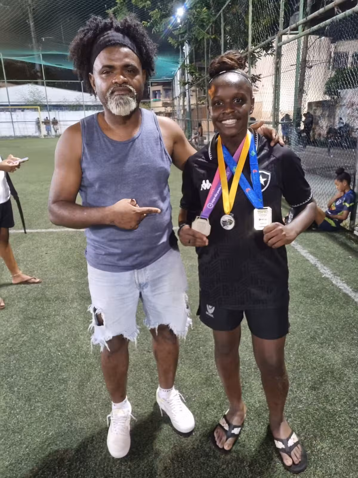Miga com o professor Rodinei, foi ele “o cara”, responsável pela trajetória da jogadora - Foto: Divulgação