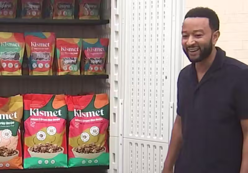 O cantor John Legend inaugura dispensa gratuita para alimentar para cães sem dono. Foto: ABC7
