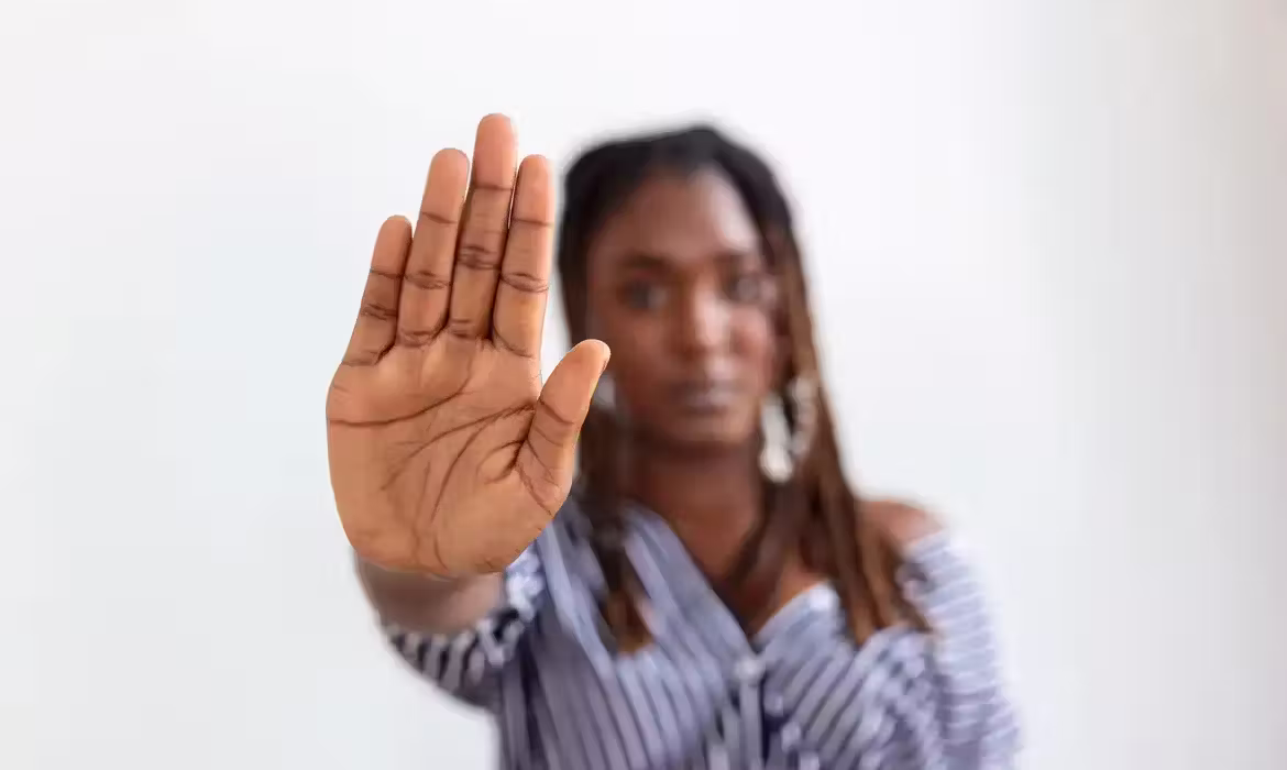 A mutilação genital afeta 200 milhões de mulheres e meninas e é imposta em pelo menos 25 países africanos, parte do Oriente Médio e da Ásia. - Foto: Freepick