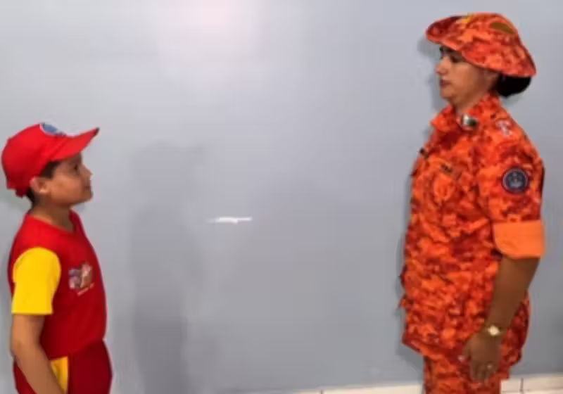 O bombeirinho Benjamin Noah, d e9 ano, que salva a irmãzinha engasgada durante o almoço, é aluno do programa de bombeiros mirins do Amazonas. Foto: CBMAM