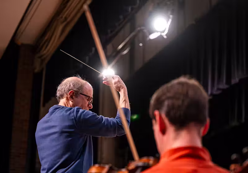 O maestro Rand Laycock, de 70 anos, de Ohio (EUA) voltou a reger a orquestra após um novo tratamento. Os tremores pararam.. Foto: Cleveland Clinic