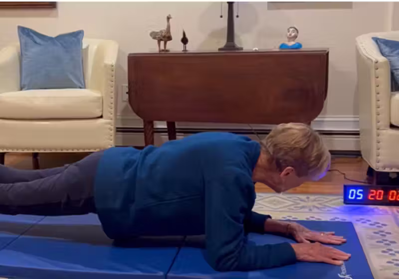 Aos 82 anos, essa vovó, chamada Sarah Blackman, dos Estados Unidos, entrou para o Guinness. Bateu recorde mundial de prancha abdominal com 5 minutos e 20 segundos. - Foto: Guinness Records