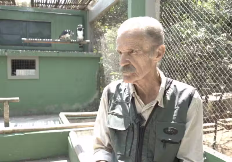 Roberto Azevedo, de 77 anos, é um idoso brasileiro, do tipo incansável, que salva aves ameaçadas de extinção na região de Contagem, em Minas Gerais. Foto: Projeto Reserva