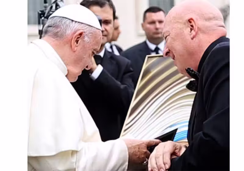 Bruno Serato ganhou de presente do Papa Francisco um crucifixo que usa no pescoço e o inspirou para transformar um restaurante requintado também em um local de filantropia que alimenta crianças em vulnerabilidade. Foto: @serato7